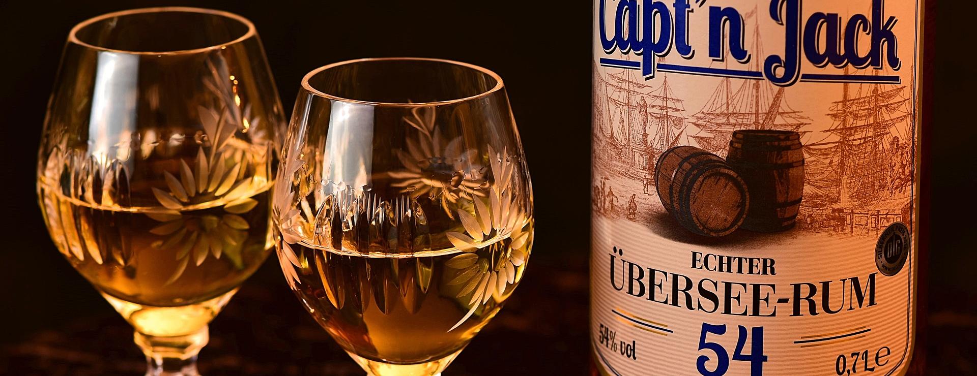 Hochwertiger Spirituosenladen -Hochwertiger Spirituosenladen rum 3898745 1920